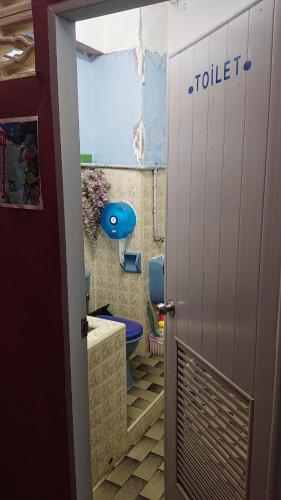 班佩Banphe​ Hostel的一间带卫生间和水槽的浴室
