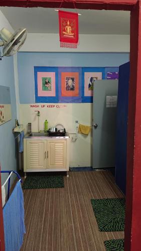 班佩Banphe​ Hostel的客房设有带水槽和门的浴室