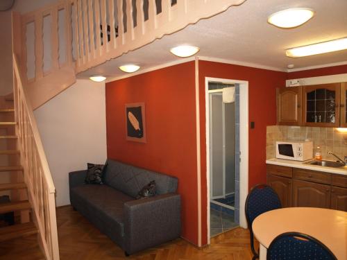维也纳列支敦士登2号公寓式酒店的带沙发和楼梯的客厅