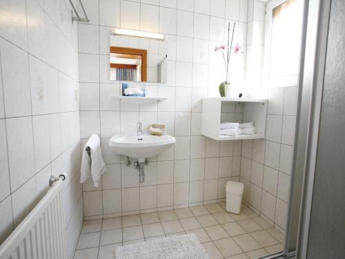 圣卡尼兹Pension Christiane的白色的浴室设有水槽和镜子