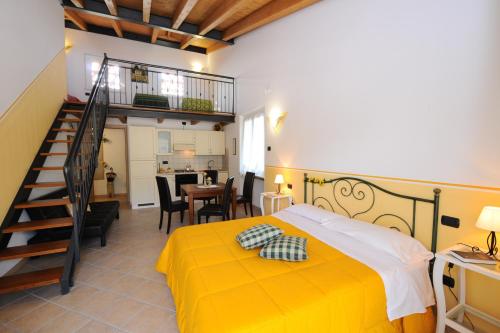 圣塔布罗焦迪瓦尔波利切拉Agriturismo Terra E Sole的一间卧室设有黄色的床和楼梯。
