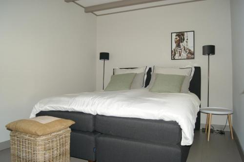 法尔肯堡Het Sibberhuuske的一间卧室配有一张大床和一张沙发