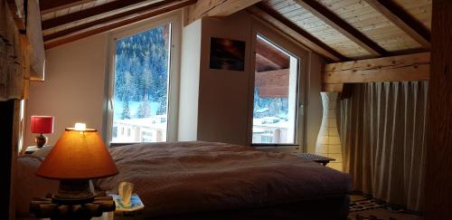 圣莫里茨B&B St Moritz的一间卧室设有一张床和一个大窗户