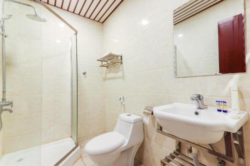艾卜哈Beautat Hotel的浴室配有卫生间、盥洗盆和淋浴。