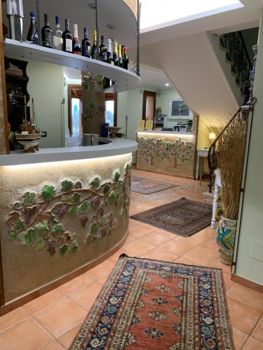 圣维托罗卡波Krimar Hotel的厨房以及带植物台面的客厅