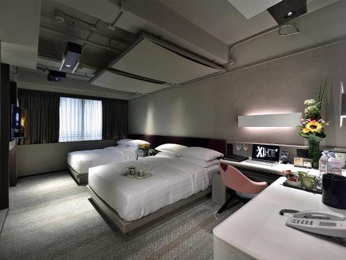 香港憙酒店的酒店客房配有两张床和一张书桌