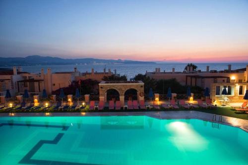 锡蒂亚Kostantin Dionysos的享有游泳池的夜间景致