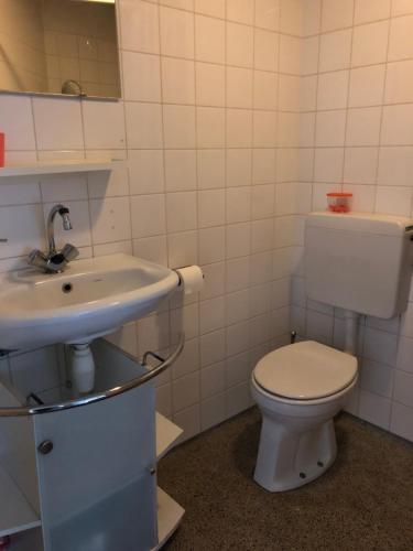 阿姆斯特丹house with garden, 10 min from city centre的浴室配有白色卫生间和盥洗盆。