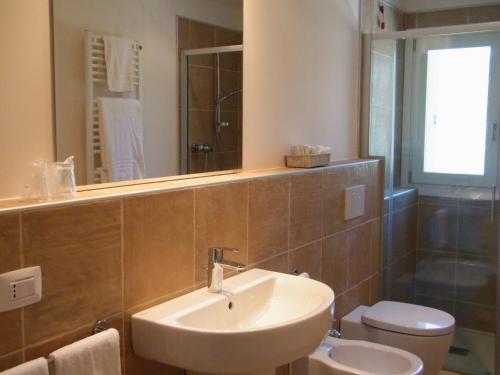 拉齐塞乐考斯特住宿加早餐旅馆的一间带水槽、卫生间和镜子的浴室