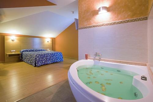 霍兹纳约帕斯耶果斯酒店的带浴缸的浴室和卧室