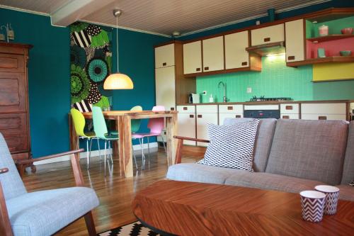 德尔纳BnB De Peelvos的客厅以及带沙发和桌子的厨房。