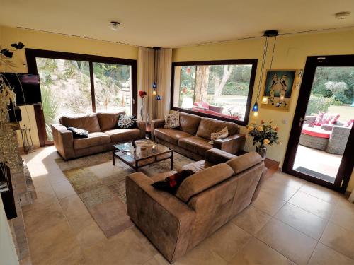 卡隆赫Belvilla by OYO Vall Repos的带沙发和桌子的大客厅
