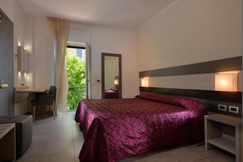 维罗纳西耶那酒店的酒店客房设有一张床和一个阳台。