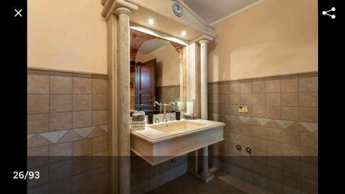 佩鲁贾AltaVista - Perugia的一间带水槽和大镜子的浴室