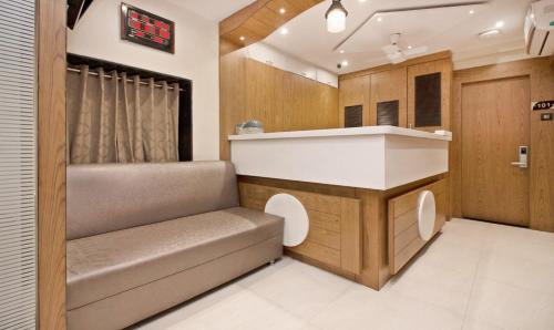 孟买Hotel Residency Park的一间带柜台和楼梯的小厨房