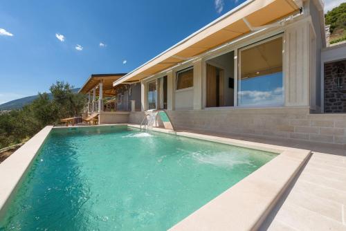 波尔Villa Sapore di Sale with Pool的房屋前的游泳池