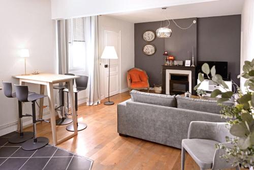 兰斯Coeur du Boulingrin的客厅配有沙发和桌子