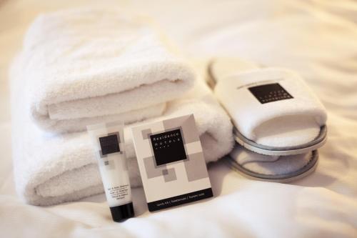 BorovanyResidence Safari Resort - Bison Lodge的毛巾旁边一堆毛巾和温度计