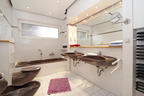 贝塞尔Apartments Benser-Hof的浴室设有2个水槽和2个卫生间