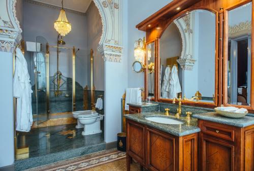 奥尔塔圣朱利奥瑞莱斯克雷斯皮城堡别墅酒店的一间带水槽、卫生间和镜子的浴室
