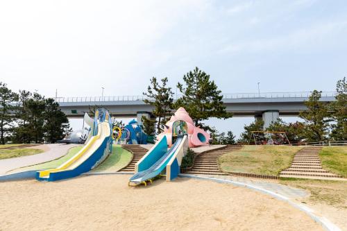 贝冢市关西海滨酒店的公园里一组滑梯