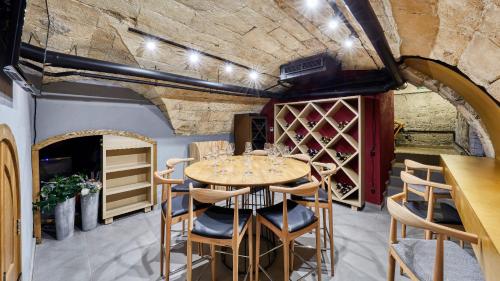 敖德萨Wine&Pillow Hotel by Frapolli的一间设有桌椅和砖墙的用餐室