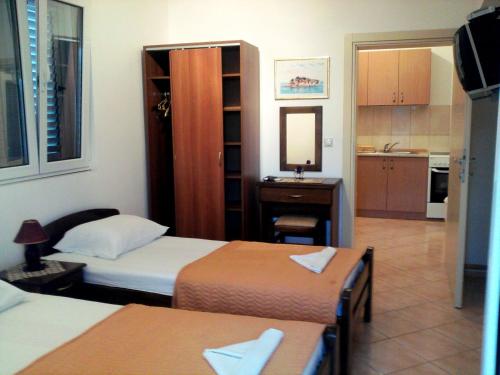 斯韦蒂·斯特凡欧阿扎旅馆的客房设有两张床和一张带镜子的书桌