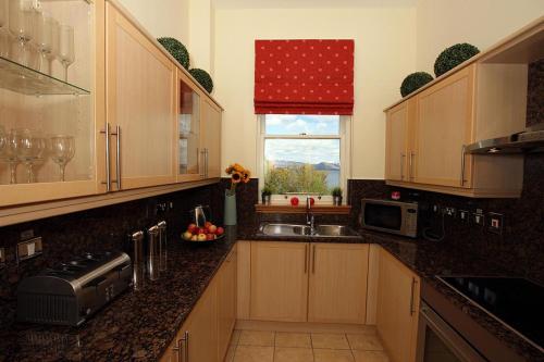 巴洛赫No 15 Lomond Castle的厨房设有水槽和窗户。