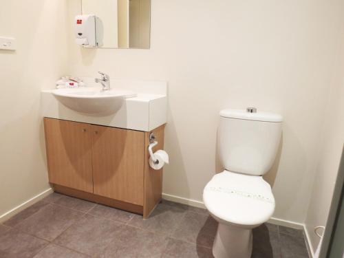 奥克兰Nesuto Newhaven的浴室配有白色卫生间和盥洗盆。