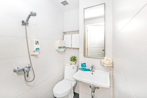 新加坡Hotel 81 Elegance的白色的浴室设有卫生间和水槽。