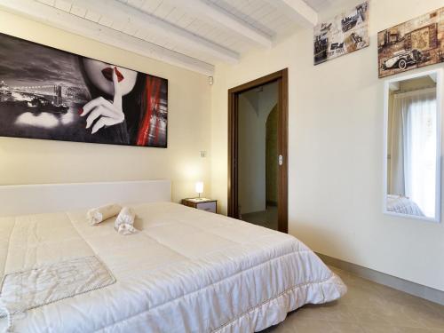 梅利萨诺Stunning Holiday Home in Melissano with Swimming Pool的卧室设有一张白色大床和一扇窗户。