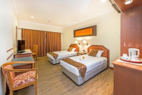 新加坡Hotel 81 Tristar的酒店客房设有两张床和电视。