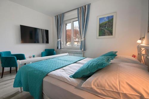 普利特维采湖Emerald Luxury Apartments的一间卧室设有一张大床和一个窗户。