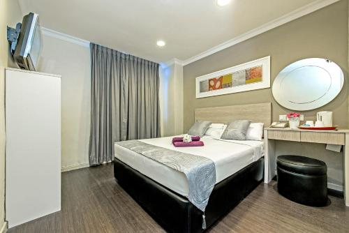 新加坡Hotel 81 Lucky的酒店客房,配有床和镜子