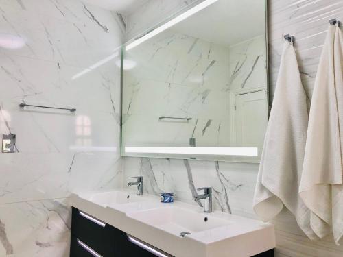 法鲁Luxury Casa da Fonte - Private Heated Pool的白色的浴室设有水槽和镜子