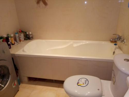 蒂拉斯波尔Квартира в Тирасполе的带浴缸、卫生间和盥洗盆的浴室