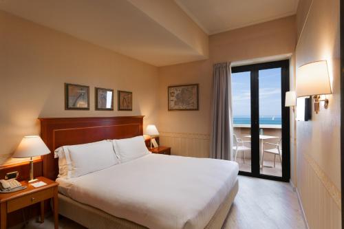 Hotel Imperiale Rimini & SPA客房内的一张或多张床位