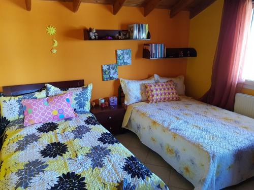 塞萨洛尼基Dimitra's home的黄色墙壁客房的两张床