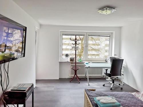 慕尼黑apartment near underground station的白色的客厅配有桌子和椅子