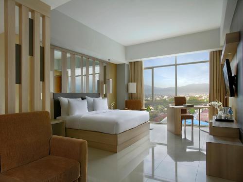 帕卢萨提卡帕卢酒店的一间卧室配有一张床、一张沙发和一把椅子