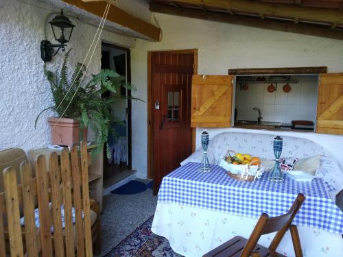 拉戈斯自然之家度假屋的厨房配有一张桌子,上面放着一碗水果