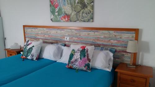 维拉韦德Estudio La Calzada的一间卧室配有蓝色的床、枕头和砖墙