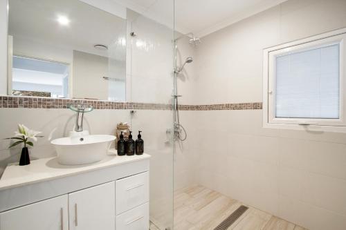 兰斯林The Jetty的白色的浴室设有水槽和淋浴。