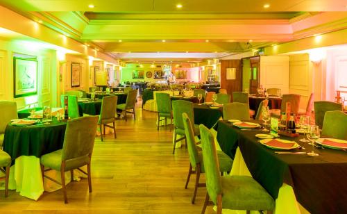 特木科弗昂特拉克拉斯克酒店的餐厅配有桌椅和绿色桌布