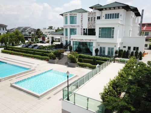 居銮卡萨比安卡酒店的一座带游泳池的大型白色建筑