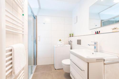奥尔本尼兹Harbour Side的白色的浴室设有卫生间和水槽。