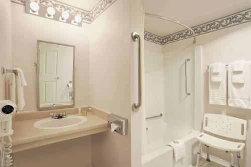 西基隆拿西基洛纳速8酒店的白色的浴室设有水槽和淋浴。