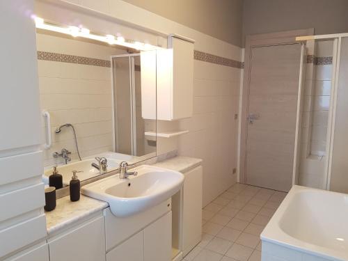 福萨诺Alloggio Primosole的白色的浴室设有水槽和镜子