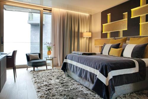 奥斯陆西弗酒店的一间卧室配有一张床、一张桌子和一把椅子