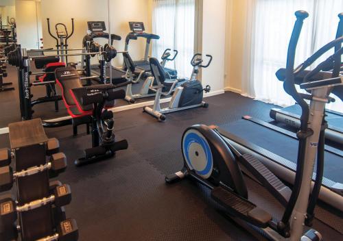 呵叻库拉纳瑞庭院精品酒店的健身房设有数台跑步机和健身器材